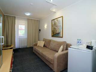 Гостиница Благодать Белокуриха Улучшенный двухместный номер с балконом-1